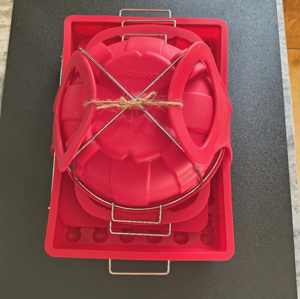 Holiday Silicone Bakeware Set With Racks - Picture 16 of 16